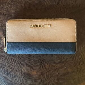 Classy Michael Kors Black and Tan Zip Wallet